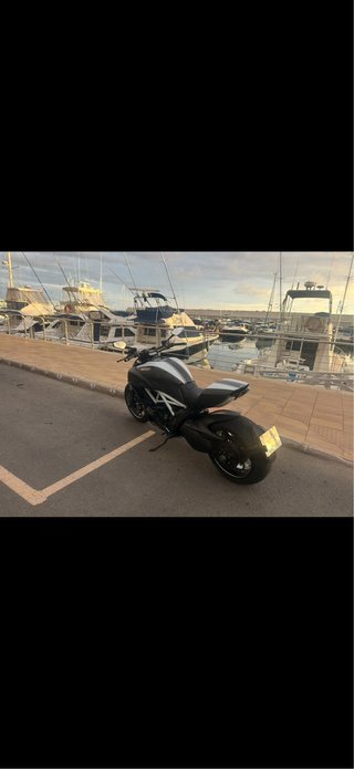 Ducati Diavel Carbon Negra y Blanca
