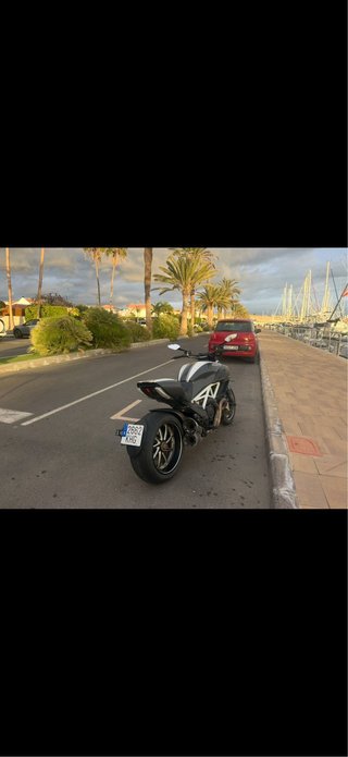 Ducati Diavel Carbon Negra y Blanca