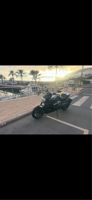Ducati Diavel Carbon Negra y Blanca