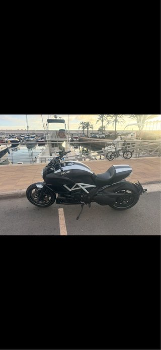 Ducati Diavel Carbon Negra y Blanca