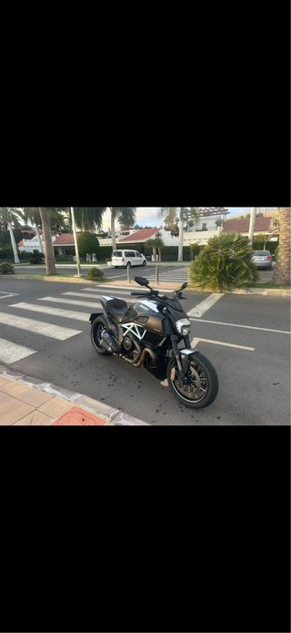 Ducati Diavel Carbon Negra y Blanca