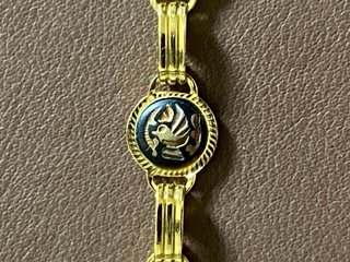 Braccialetti dorati con dettagli neri
