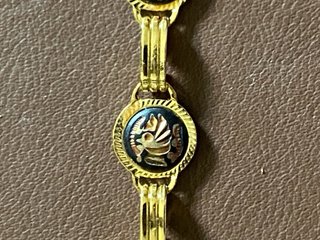 Braccialetti dorati con dettagli neri
