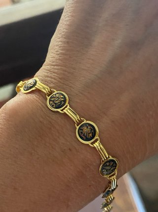 Braccialetti dorati con dettagli neri