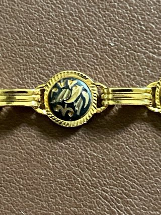 Braccialetti dorati con dettagli neri