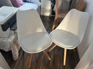 Conjunto de 4 sillas blancas y madera