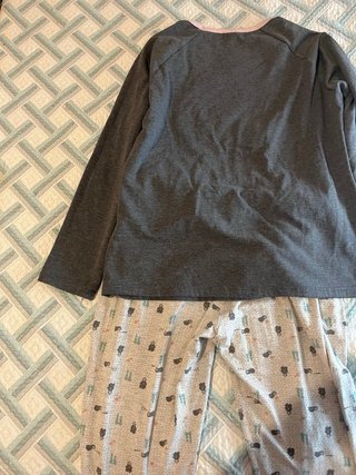 Pijama gris y blanco con estampado