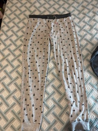 Pijama gris y blanco con estampado