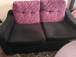 Sofá de 3 plazas negro y morado precio negociable