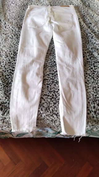 Pantalón vaquero blanco roto