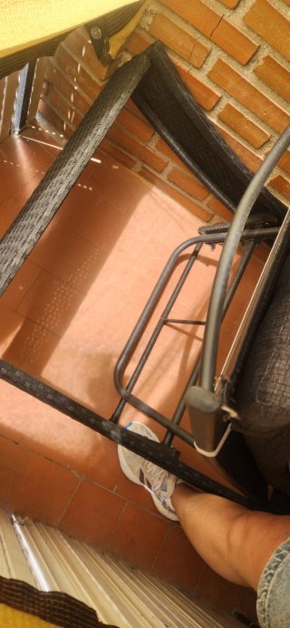 Tumbona de resina trenzada y metal para piscina