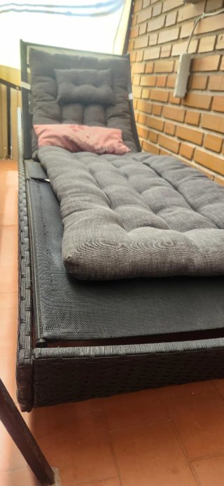 Tumbona de resina trenzada y metal para piscina