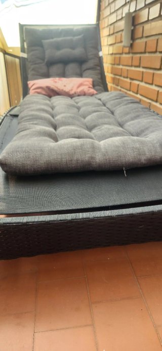 Tumbona de resina trenzada y metal para piscina