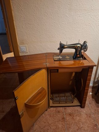 Máquina de Coser Antigua con Mueble