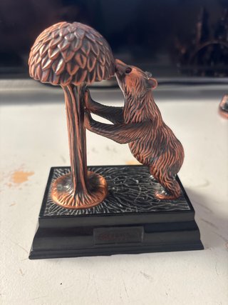 Accendino antico con orso e albero