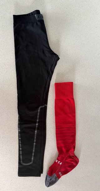 Mallas deportivas negras y calcetines rojos