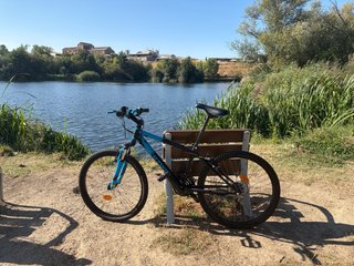 Bicicleta montaña azul y negra