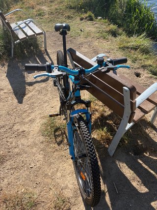 Bicicleta montaña azul y negra