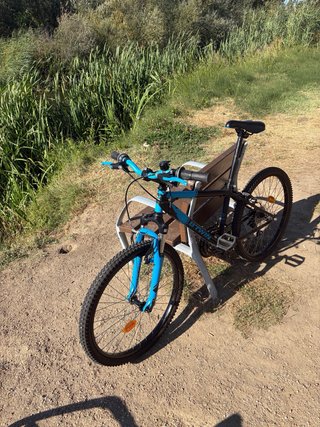 Bicicleta montaña azul y negra