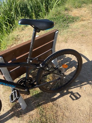 Bicicleta montaña azul y negra