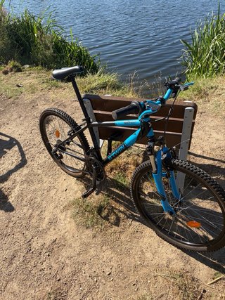 Bicicleta montaña azul y negra