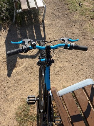 Bicicleta montaña azul y negra