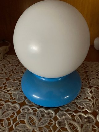 Lámpara de mesa infantil azul y blanca