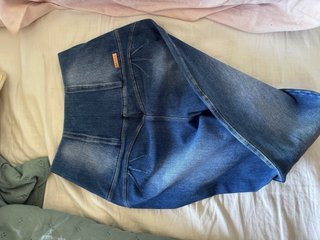 Top blanco con encaje y vaqueros y faldas s y m