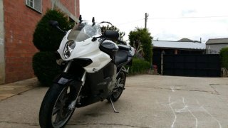 Hyosung GT650R Sportbike Negra y Blanca