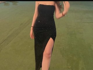 Abito elegante nero con spacco