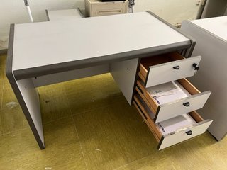 Mesa de oficina gris con cajonera