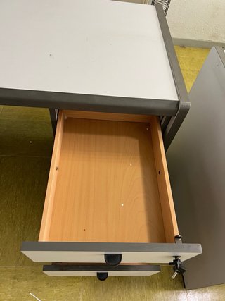 Mesa de oficina gris con cajonera
