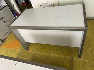 Mesa de oficina gris con cajonera