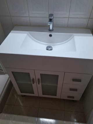 Mueble de baño blanco con lavabo