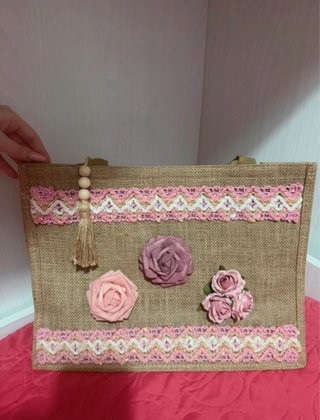 Borsa in juta decorata con fiori rosa