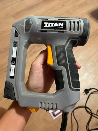 Clavadora y grapadora eléctrica Titan 15mm
