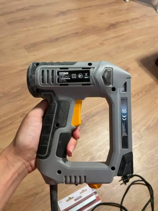 Clavadora y grapadora eléctrica Titan 15mm