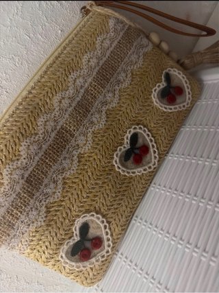 Pochette beige con cuori e ciliegie