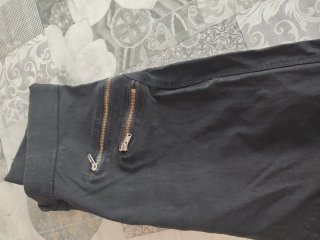 Pantalón negro con costura trasera desgastada