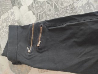 Pantalón negro con costura trasera desgastada