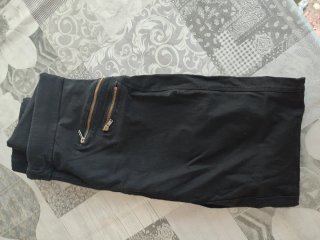 Pantalón negro con costura trasera desgastada