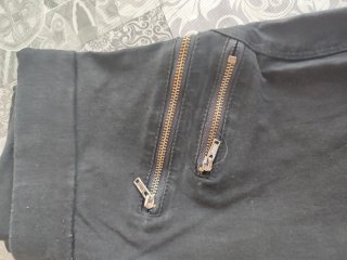 Pantalón negro con costura trasera desgastada