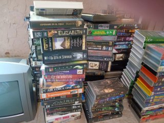 Lote DVD y VHS, TV y Teclado
