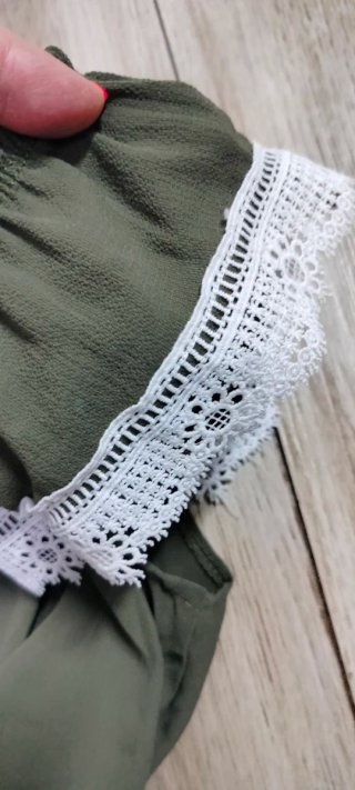 Tuta playsuit verde con encaje blanco