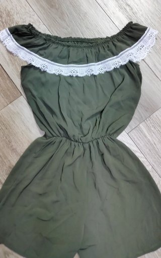 Tuta playsuit verde con encaje blanco