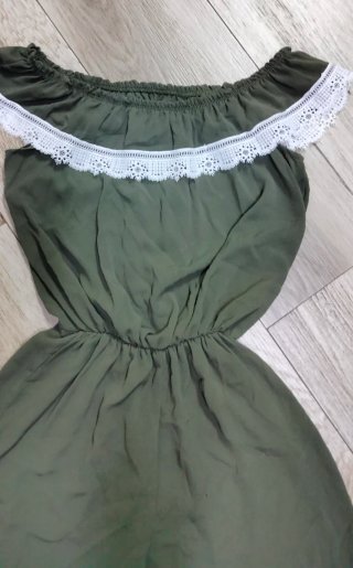 Tuta playsuit verde con encaje blanco