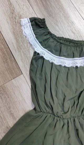 Tuta playsuit verde con encaje blanco