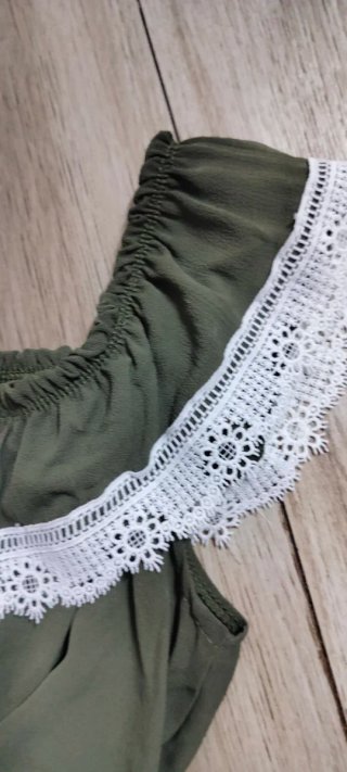 Tuta playsuit verde con encaje blanco