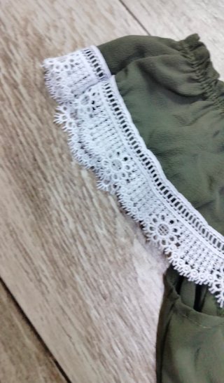 Tuta playsuit verde con encaje blanco