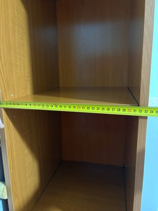 Estantería de madera estrecha